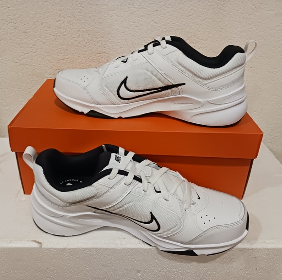 Nike - Picture 2 of 4